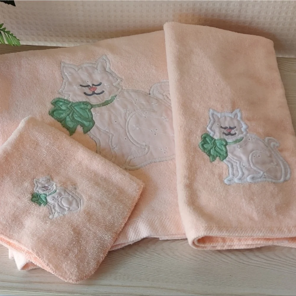 Vintage White Cat on Peach color Bath Towel Set